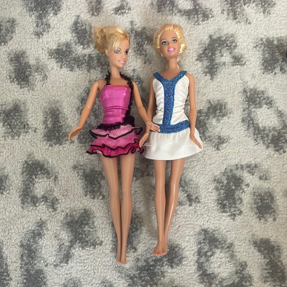 🩷BARBIES WITH VANITY AND KITCHEN🩷 - Picture 2 of 11